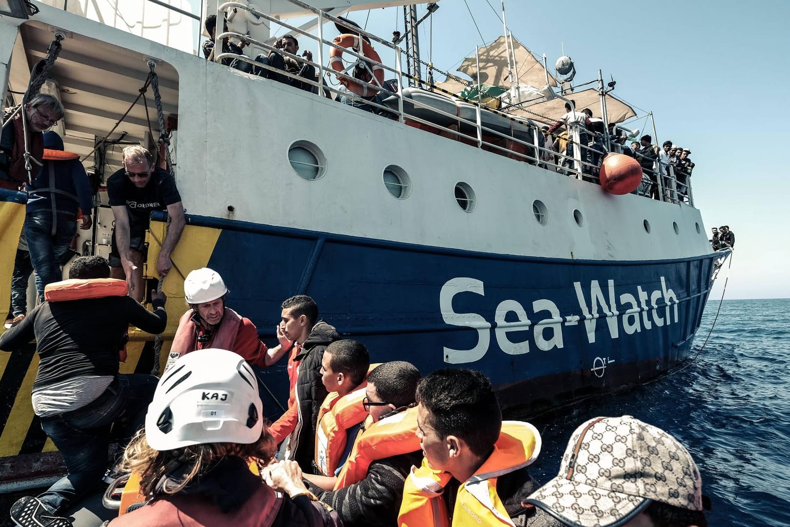 "Wir sind wieder unterwegs": Ein Schiff der Hilfsorganisation Sea-Watch nimmt Flüchtlinge an Bord.