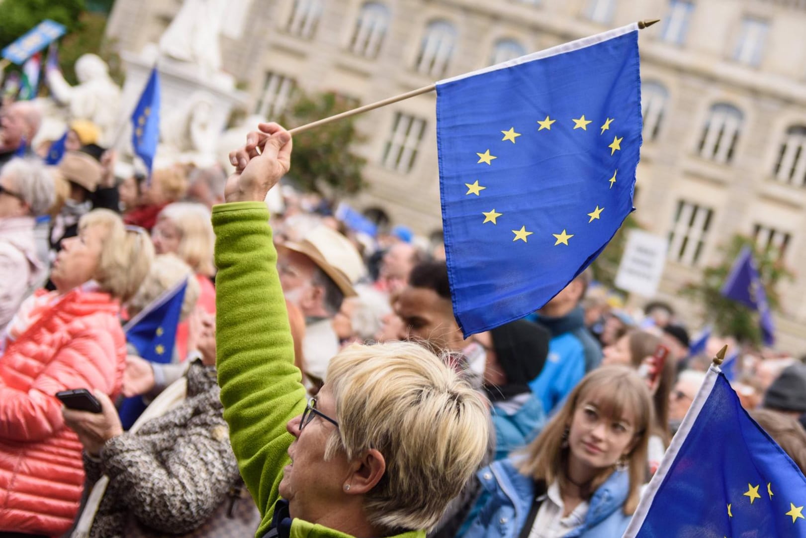 Pro-europäische Demonstranten in Berlin: Das Wahlprogramm der AfD übt grundsätzliche Kritik an der EU.