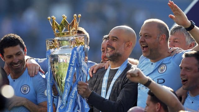 Pep Guardiola mit der Trophäe.