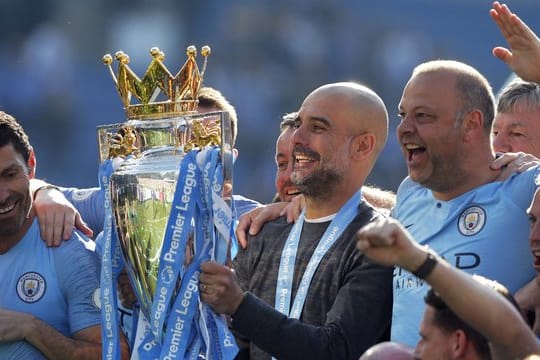 Pep Guardiola mit der Trophäe.