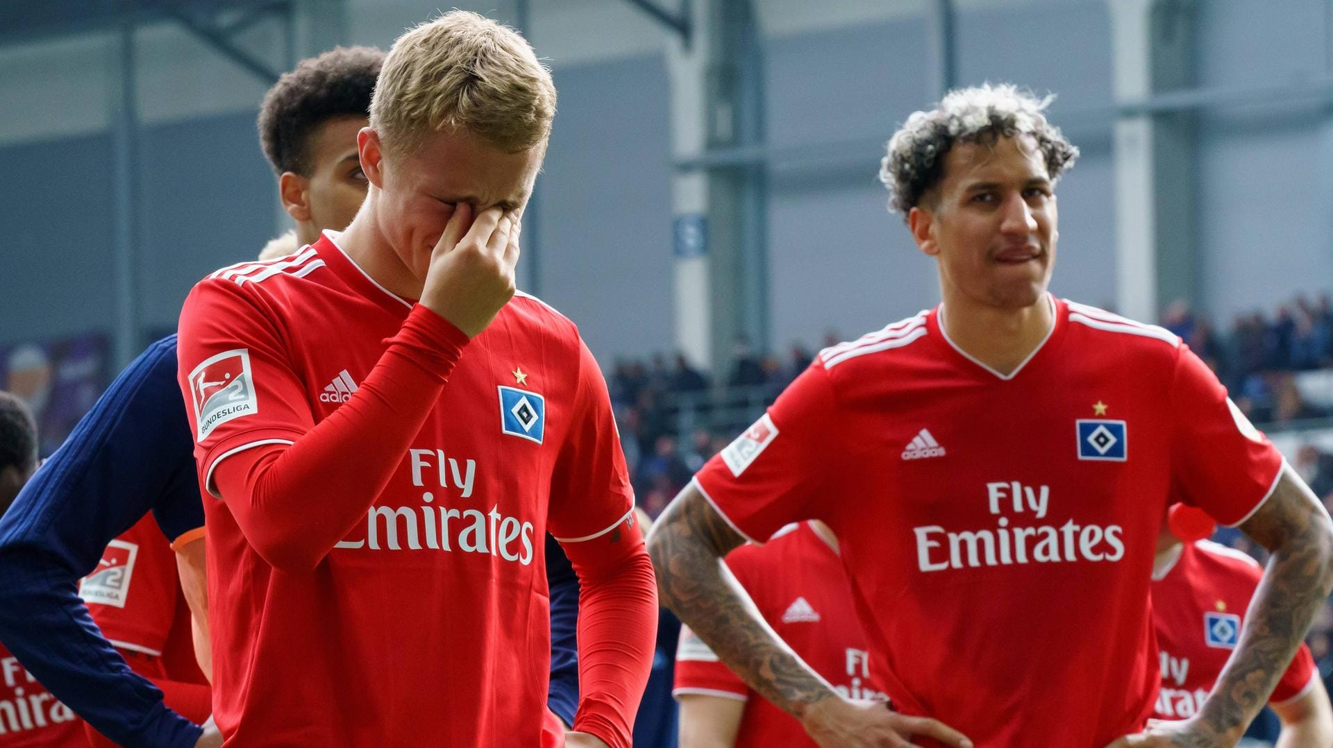 Die HSV-Profis Jann-Fiete Arp (l.) und Leo Lacroix: Nachdem verpassten Aufstieg flossen vor der Fankurve die Tränen.