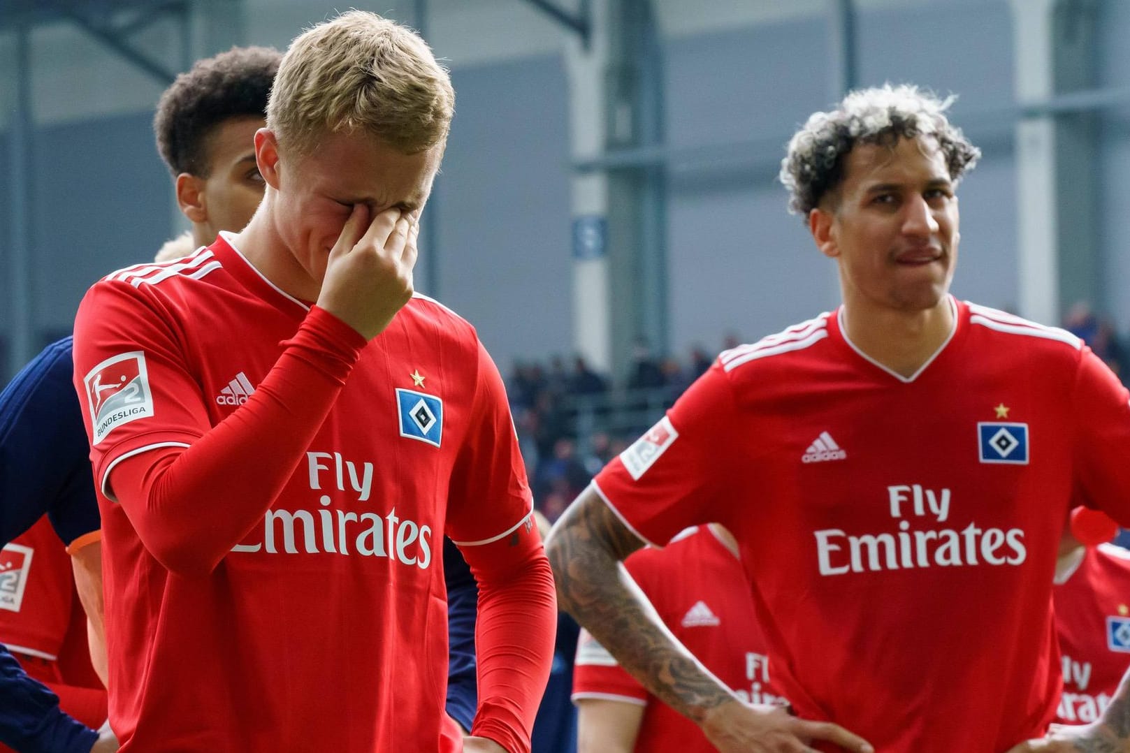 Die HSV-Profis Jann-Fiete Arp (l.) und Leo Lacroix: Nachdem verpassten Aufstieg flossen vor der Fankurve die Tränen.