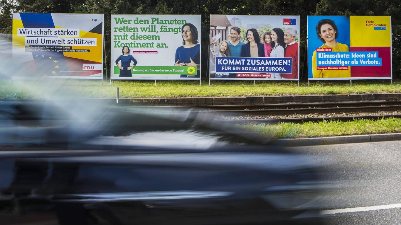 Wahlplakate der SPD, CDU, FDP und Bündnis90/Die Grünen zur Europa-Wahl in Düsseldorf.
