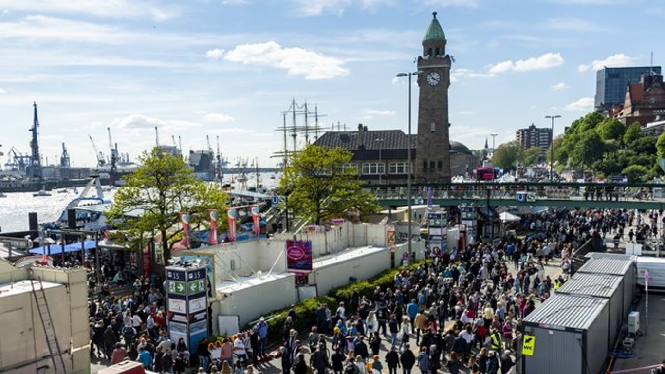 Menschenmassen sind während des Hamburger Hafengeburtstags an den Landungsbrücken unterwegs.