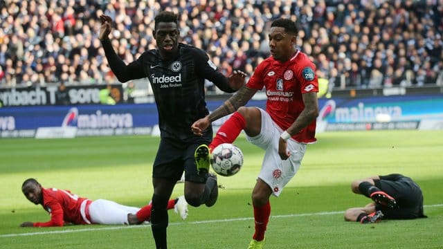 Der Mainzer Jean-Paul Boetius (r) und Frankfurts Danny da Costa kämpfen um den Ball.