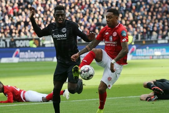 Der Mainzer Jean-Paul Boetius (r) und Frankfurts Danny da Costa kämpfen um den Ball.