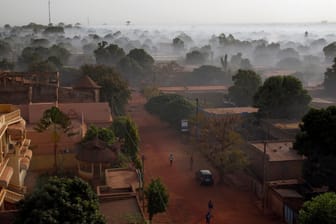 Blick auf die Stadt Bobo-Dioulasso: In Burkina Faso sind mehrere Menschen bei einem Angriff auf eine Kirche getötet worden.