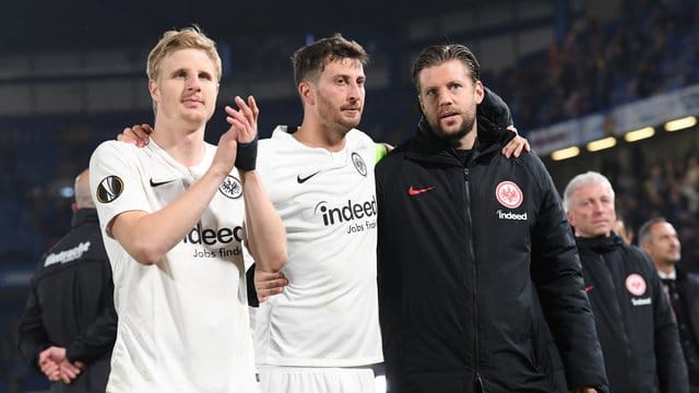 Martin Hinteregger (l) geht von einem Verbleib bei der Eintracht aus.