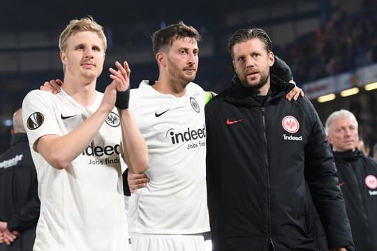 Martin Hinteregger (l) geht von einem Verbleib bei der Eintracht aus.