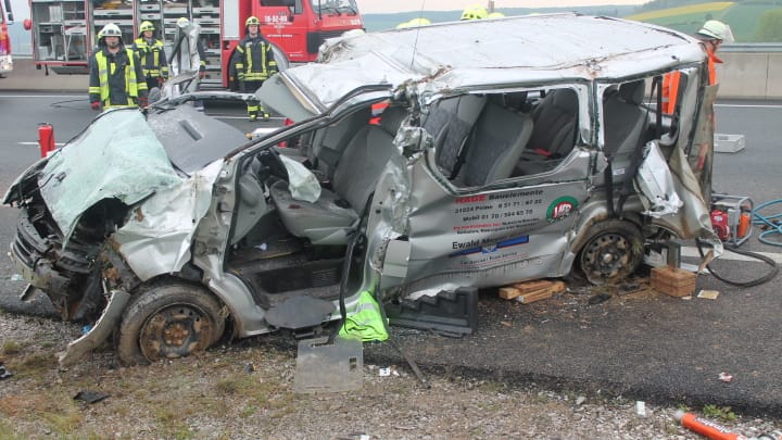 Verunglückter Mannschaftsbus auf der A7: Alle sieben Jugendspieler des VfB Peine und der Busfahrer kamen ins Krankenhaus.