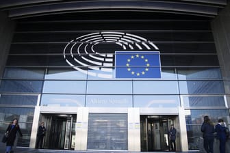 Das Europäische Parlament in Brüssel: Kurz vor der Europawahl berichten Experten von vermehrten Falschmeldungen im Netz.