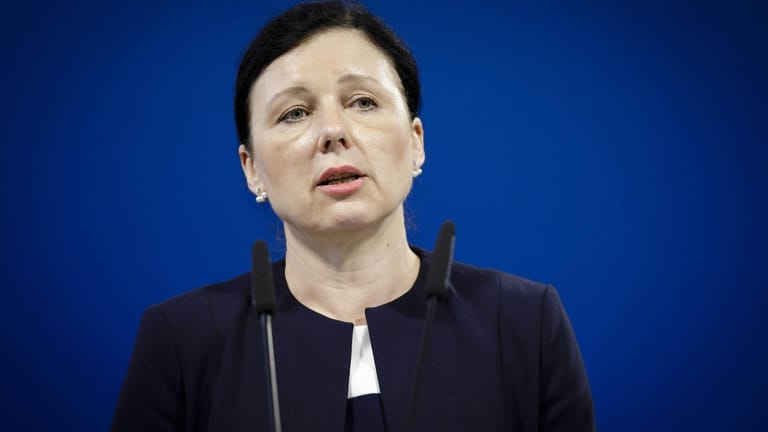 Vera Jourová: Die EU-Justizkommissarin warnt vor Manipulation im EU-Wahlkampf.