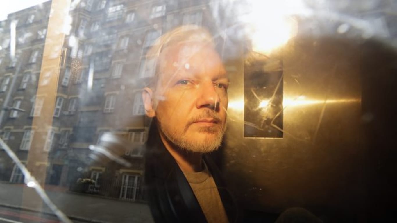 Julian Assange nach einem Gerichtstermin in London am 1.