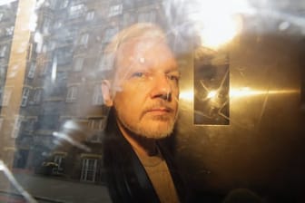 Julian Assange nach einem Gerichtstermin in London am 1.