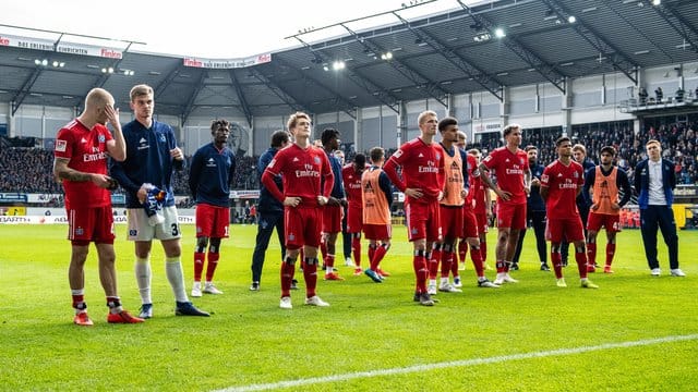 Die Spieler vom Hamburger SV stehen nach dem Spiel enttäuscht und geknickt auf dem Platz.