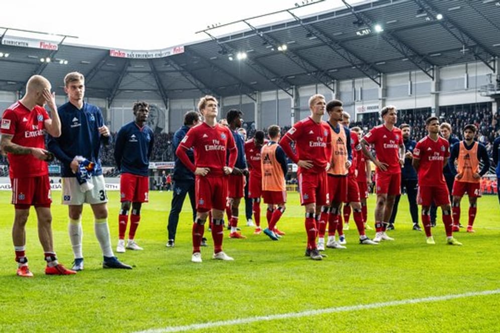 Die Spieler vom Hamburger SV stehen nach dem Spiel enttäuscht und geknickt auf dem Platz.