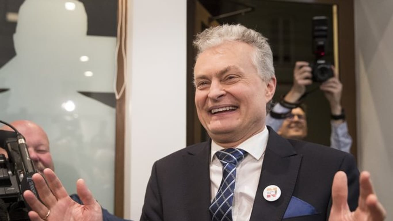 Gitanas Nauseda, Ökonom und Präsidentschaftskandidat, feiert den Gewinn der ersten Runde der litauischen Präsidentschaftswahlen.
