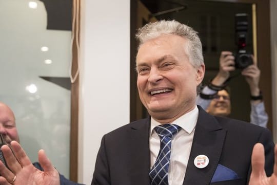 Gitanas Nauseda, Ökonom und Präsidentschaftskandidat, feiert den Gewinn der ersten Runde der litauischen Präsidentschaftswahlen.
