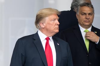 Donald Trump und Viktor Orban stellen sich zu einem Fototermin beim Nato-Gipfel auf.