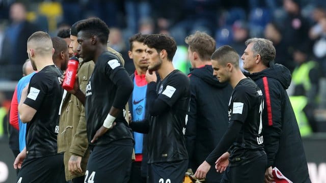 Nach der 0:2-Heimpleite schleichen die Eintracht-Spieler enttäuscht vom Platz.