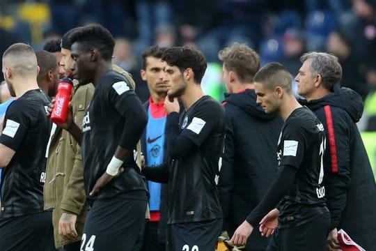 Nach der 0:2-Heimpleite schleichen die Eintracht-Spieler enttäuscht vom Platz.