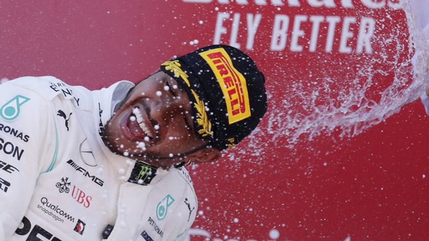 Mercedes-Pilot Lewis Hamilton feiert seinen Sieg in Barcelona.