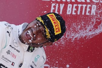 Mercedes-Pilot Lewis Hamilton feiert seinen Sieg in Barcelona.