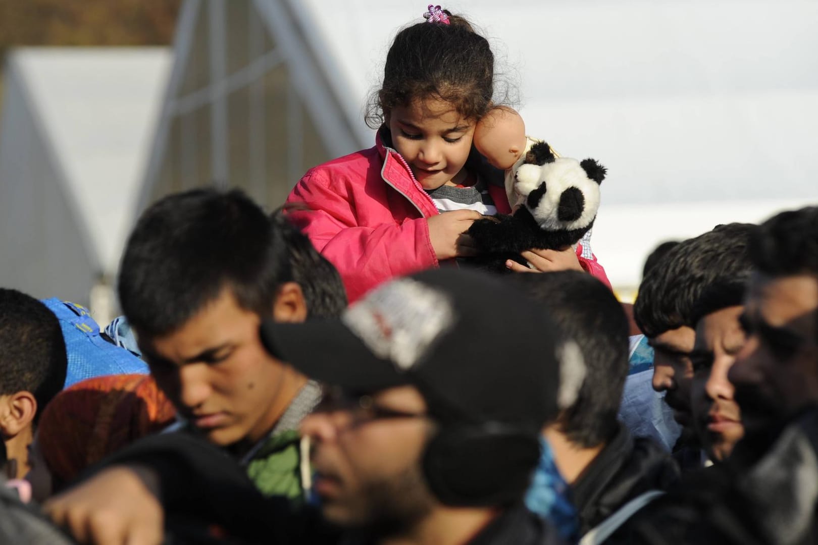 Flüchtlinge an einem Grenzübergang in Österreich:Jeder Asylbewerber in Niederösterreich soll "neben den üblichen Verwaltungsunterlagen" die "Zehn Gebote der Zuwanderung" erhalten.