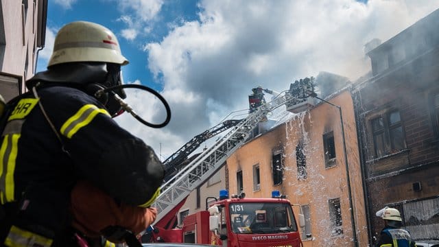 Die Feuerwehr kämpft gegen die Flammen.