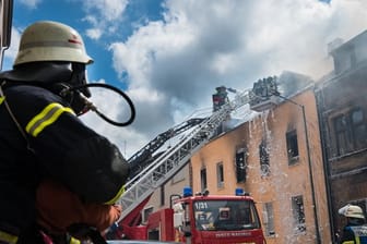 Die Feuerwehr kämpft gegen die Flammen.