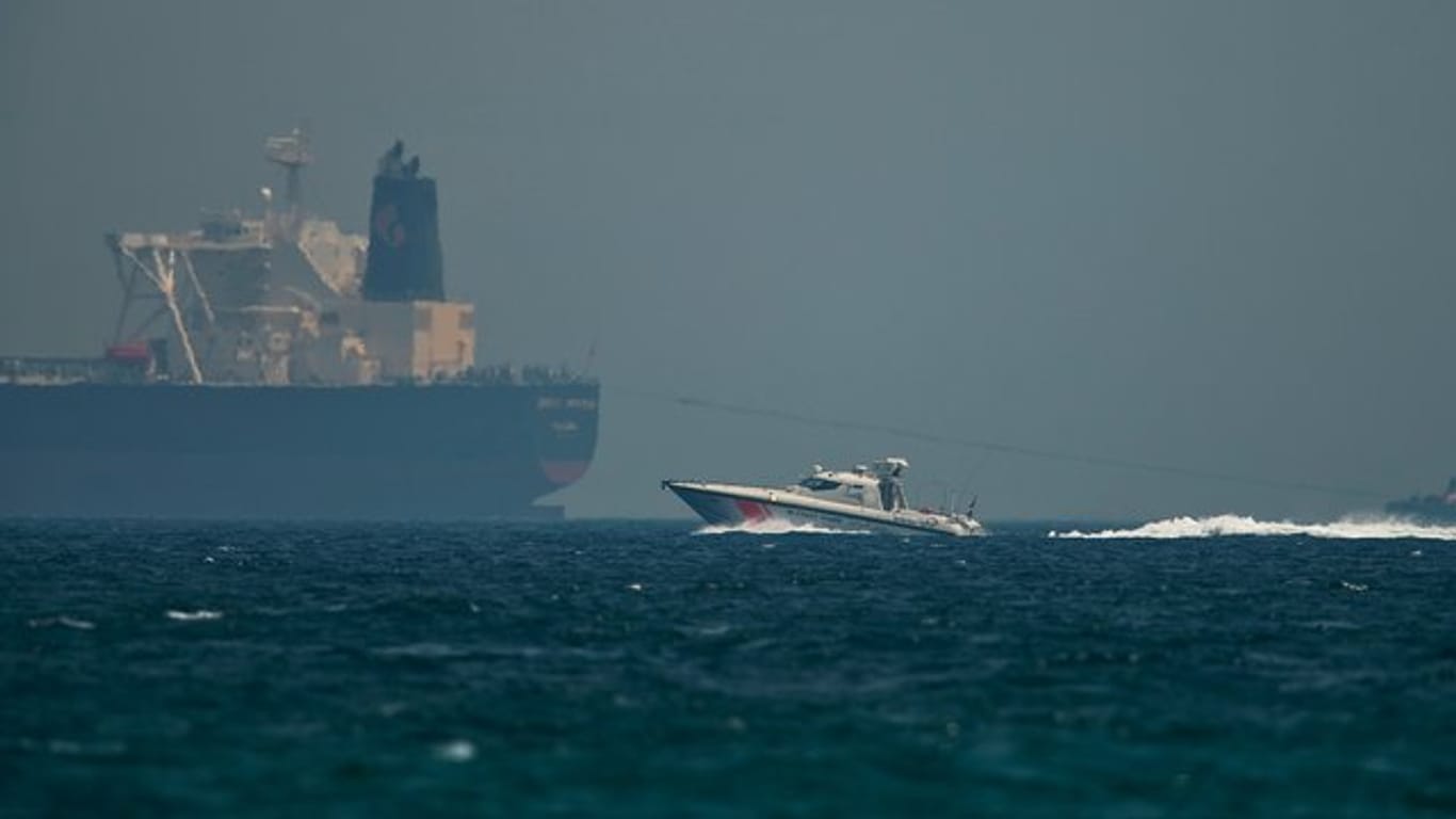Ein Boot der Küstenwache der Vereinigten Arabischen Emirate passiert einen Öltanker.