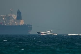 Ein Boot der Küstenwache der Vereinigten Arabischen Emirate passiert einen Öltanker.