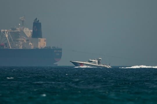 Ein Boot der Küstenwache der Vereinigten Arabischen Emirate passiert einen Öltanker.