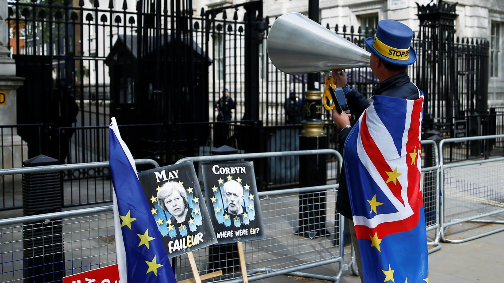 Ein Brexit-Gegner vor dem Tor zur Downing Street: Das anhaltende Chaos um den EU-Ausstieg hat auch Vorteile für Deutschland.