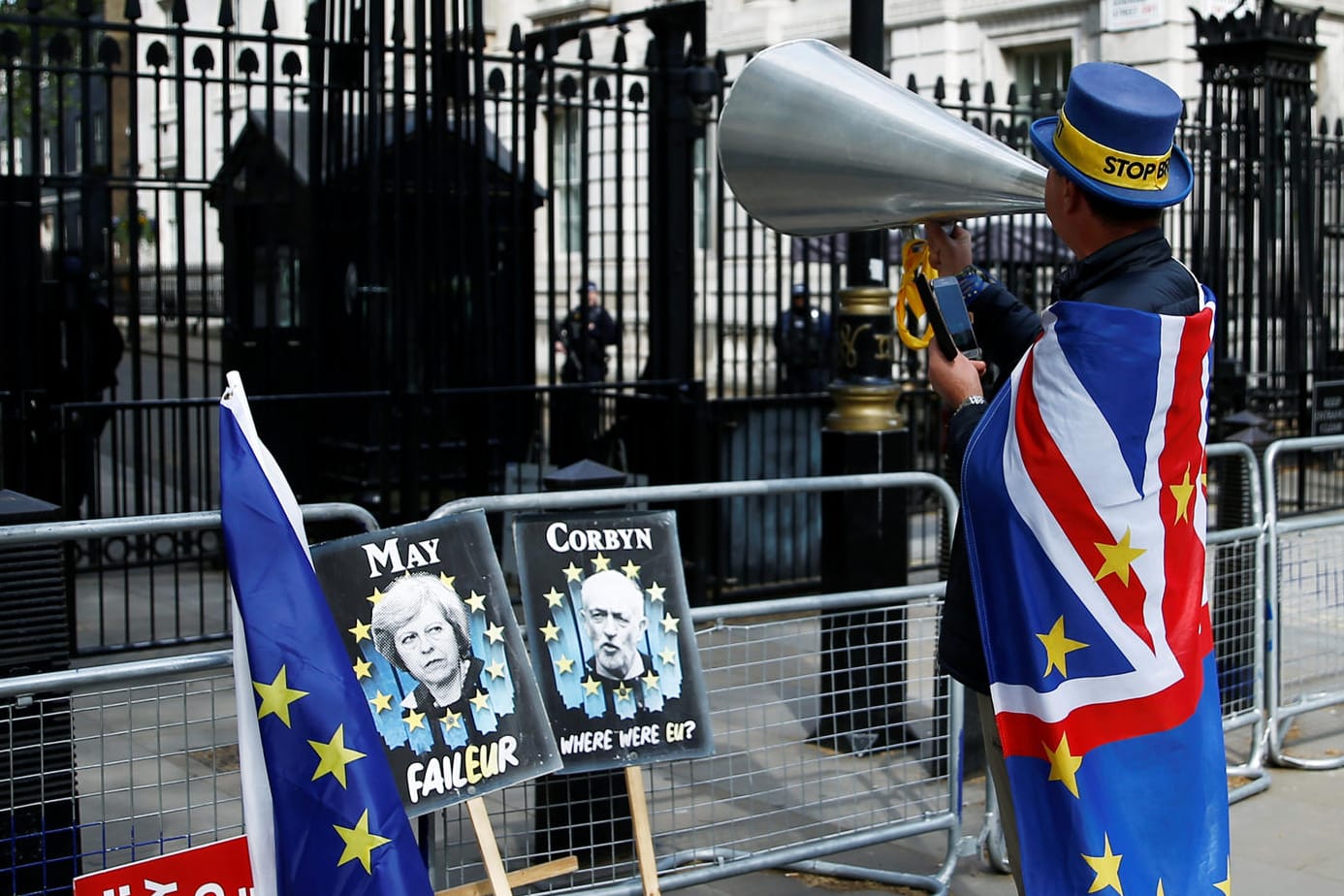 Ein Brexit-Gegner vor dem Tor zur Downing Street: Das anhaltende Chaos um den EU-Ausstieg hat auch Vorteile für Deutschland.