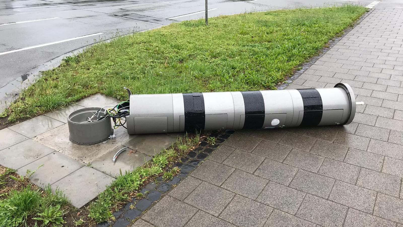 Defekte Blitzersäule in Erfurt: Ein Auto ist gegen das Verkehrsüberwachungsgerät geprallt. Defekte Blitzersäule in Erfurt: Ein Auto ist gegen das Verkehrsüberwachungsgerät geprallt.