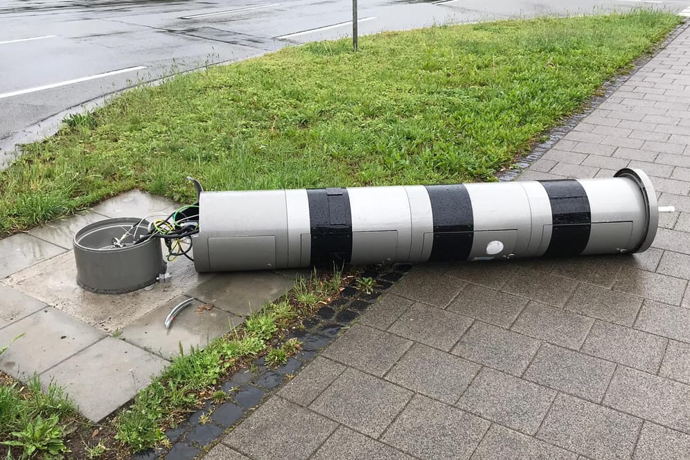 Defekte Blitzersäule in Erfurt: Ein Auto ist gegen das Verkehrsüberwachungsgerät geprallt.