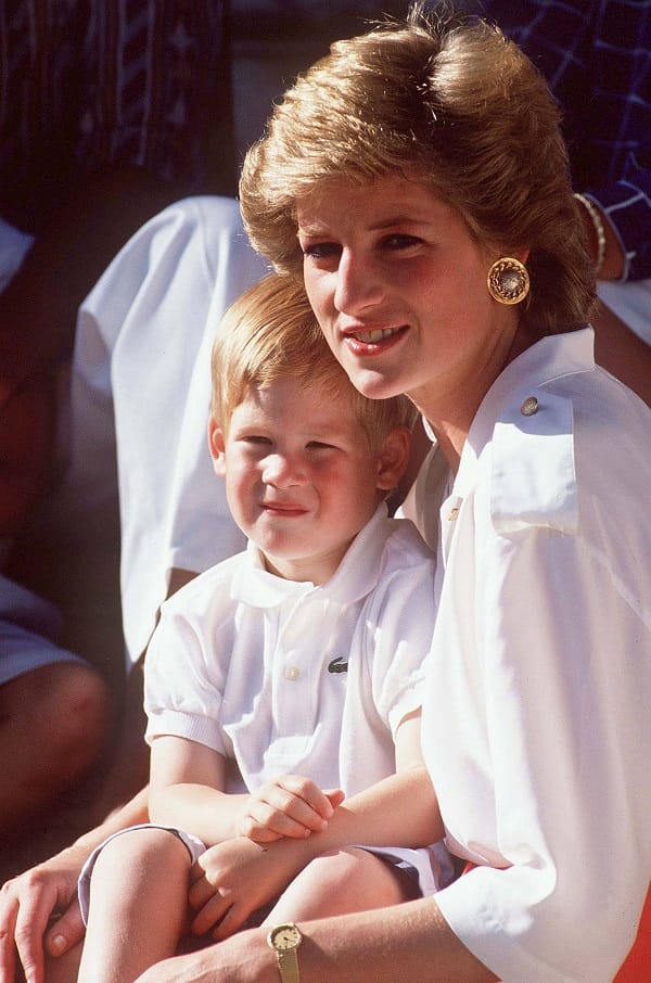 Prinz Harry im Jahr 1988 mit seiner Mutter Diana: Sie kam im August 1997 bei einem Autounfall ums Leben. Immer wieder findet Harry Wege, ihr auf rührende Art und Weise zu gedenken.