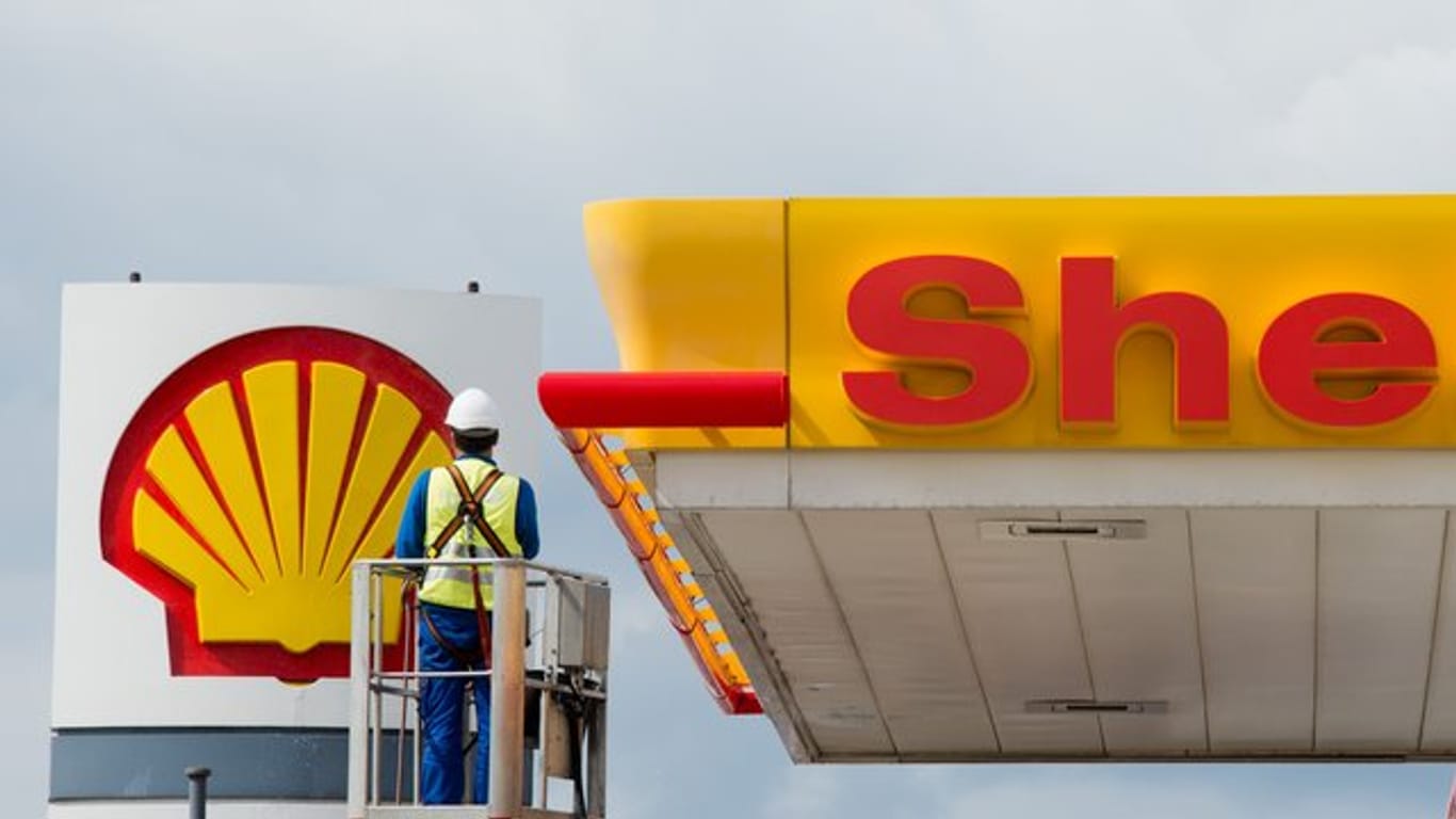 Shell plant E-Ladesäulen, an denen je nach Fahrzeug zwei E-Mobile gleichzeitig den Strom für 100 Kilometer in sechs bis acht Minuten laden können oder ein Fahrzeug in drei bis vier Minuten.