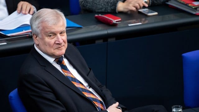 "Ich habe nachdrücklich für die Reform des Strafverfahrensrechts geworben, weil wir damit die Verfahren schneller und effizienter machen können", sagt Seehofer.