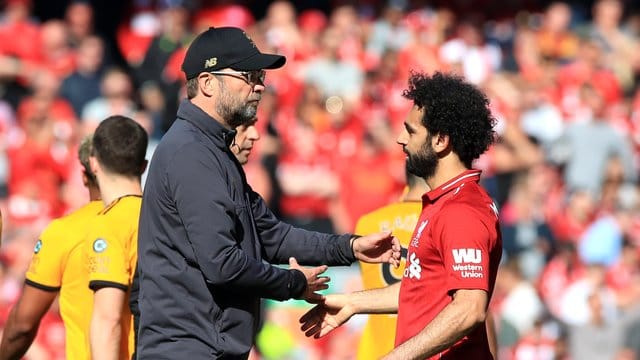 Liverpools Trainer Jürgen Klopp gratuliert seinem Spieler Mohamed Salah. Liverpools Trainer Jürgen Klopp gratuliert seinem Spieler Mohamed Salah.