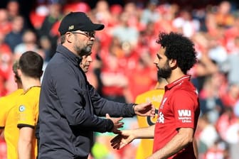 Liverpools Trainer Jürgen Klopp gratuliert seinem Spieler Mohamed Salah.