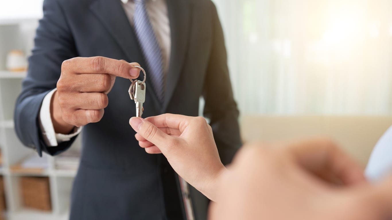 Schlüsselübergabe: Der Mieter muss alle Schlüssel übergeben, die er beim Einzug oder zu einem späteren Zeitpunkt vom Vermieter empfangen hat.