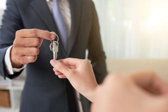 Schlüsselübergabe: Der Mieter muss alle Schlüssel übergeben, die er beim Einzug oder zu einem späteren Zeitpunkt vom Vermieter empfangen hat.
