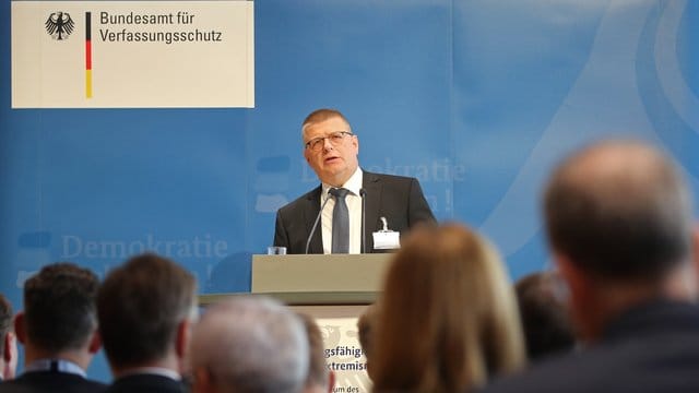 Thomas Haldenwang, Präsident des Bundesamtes für Verfassungsschutz, attestiert dem Rechtsextremismus in Deutschland eine neue Dynamik.