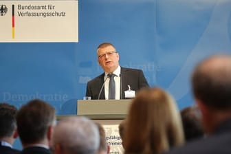 Thomas Haldenwang, Präsident des Bundesamtes für Verfassungsschutz, attestiert dem Rechtsextremismus in Deutschland eine neue Dynamik.