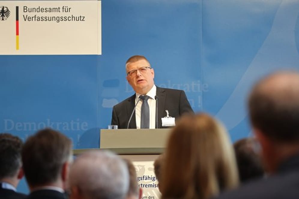Thomas Haldenwang, Präsident des Bundesamtes für Verfassungsschutz, attestiert dem Rechtsextremismus in Deutschland eine neue Dynamik.