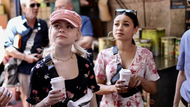 Carlotta Truman (l) und Laurita Spinelli besuchen den Karmelmarkt.