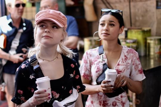 Carlotta Truman (l) und Laurita Spinelli besuchen den Karmelmarkt.