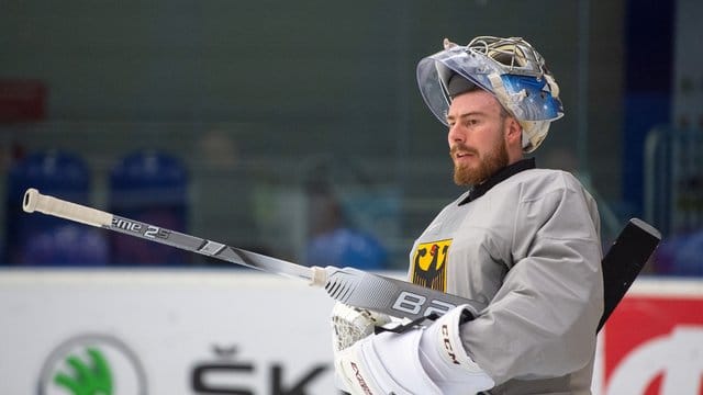 Torhüter Philipp Grubauer beim Training der deutschen Eishockey-Nationalmannschaft. Torhüter Philipp Grubauer beim Training der deutschen Eishockey-Nationalmannschaft.